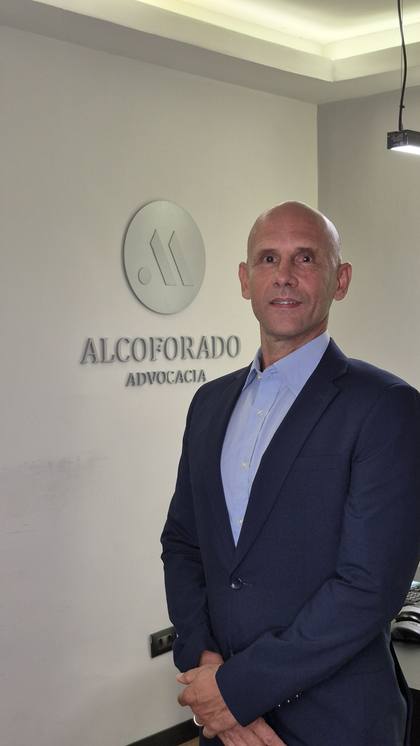 Dr. Alan Alcoforado no escritório